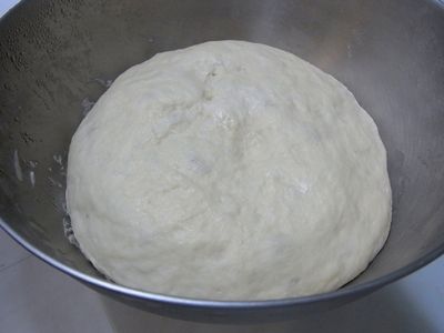 蓋上濕布醒至2~3倍大(約40分)，我用保鮮膜冷發酵，放冰箱冷藏隔天早上再做。