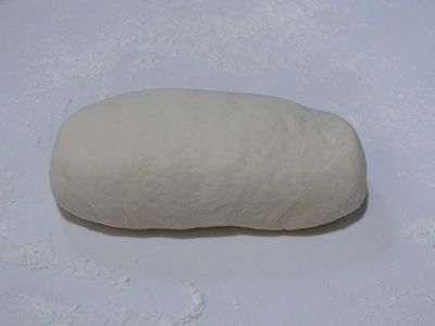 取出再揉一下麵團，把氣排出後滾成長條形