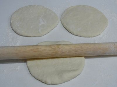 切成八分、滾圓、壓扁再擀成圓形-約三張水餃皮厚度，醒20分鐘。(麵團要壓扁一點有助於膨脹)