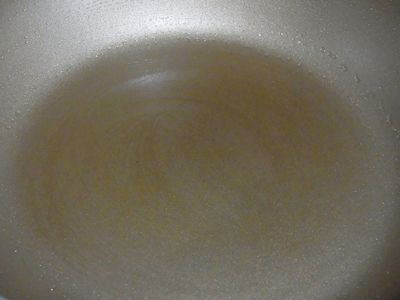 平底鍋抹一層油、熱鍋(溫度要高一點~手放上面感受到熱度)。