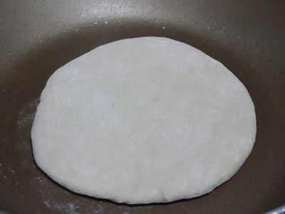 將麵皮放進一面先烙約30秒、翻面再烙，一面約二分鐘。