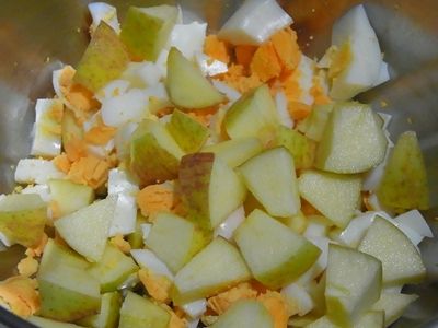 蛋沙拉~水煮蛋切丁加沙拉醬、少許鹽、蘋果拌勻