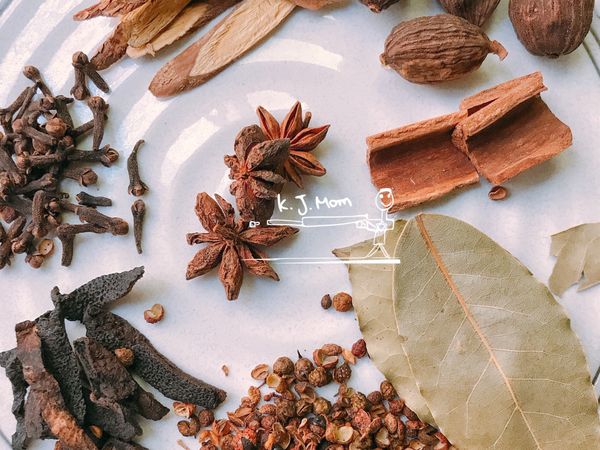 玫瑰露酒台灣停產了 所以用紹興替代 ；香港還有賣喔）
全雞一隻1500-2000g（或3隻大雞腿）備用

準備香料：草果4顆 桂皮3片 甘草7片 丁香2g 八角3顆 陳皮3g花椒8g 月桂葉3片（以上中藥行都買的到）