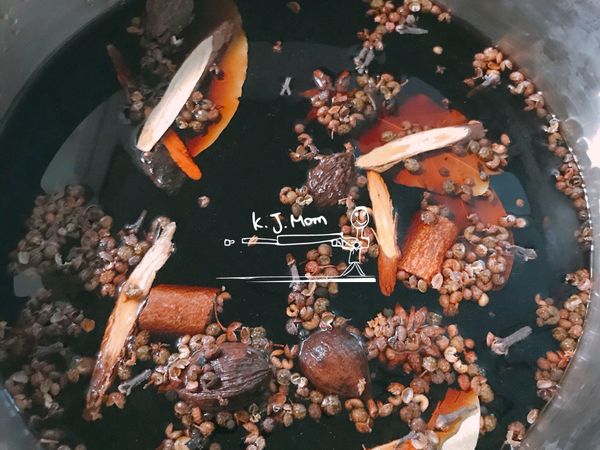 接著準備大同電鍋10人份內鍋（更大也行），將醬油110g 水1300g 冰糖半米杯 紹興酒150g 倒入內鍋

將香料全放入鍋內 ，然後外鍋一米杯水 先按下去煮（約30分）， 雞先不要下去喔 ，先煮滷汁