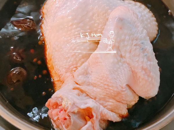 滷汁煮好後，再將雞跟鹽5g放入，外鍋放8分滿米杯水下去煮（約20分），完成後 電源拔掉繼續悶20分就完成了