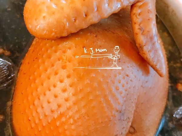 記得照我提供時間煮 ，過久 ，肉會很柴 。全雞 可能無法全浸入滷汁內 ，可以煮完20分 先翻身一下再悶，就會超美喔