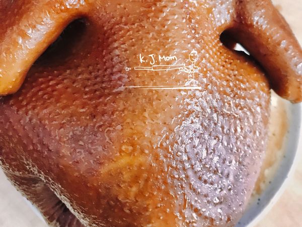 雞拿起來後 ，表面塗上薄薄香油待涼 切塊即可。冰鎮再吃更有味，也可淋上滷汁 超好吃