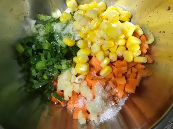 將紅蘿蔔、蔥、蒜頭切碎。加入玉米粒