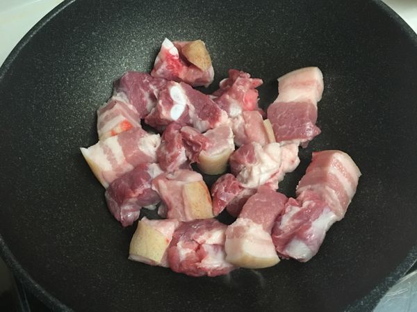 不沾鍋不放油，直接五花肉先下鍋煸出油脂