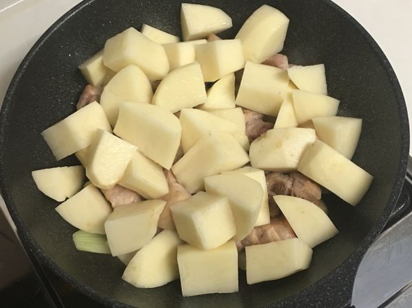 將馬鈴薯也加入鍋中翻炒，再將所有食材移入萬用鍋的內鍋，加入所有調味料，蓋上鍋蓋調整為密閉，使用烤蝦模式悶煮，待保壓時間到，馬上手動排氣，以免馬鈴薯太過鬆散。