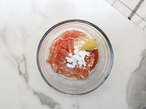 豬肉絲中加入全部醃料，蓋上保鮮膜，醃製30分鐘。