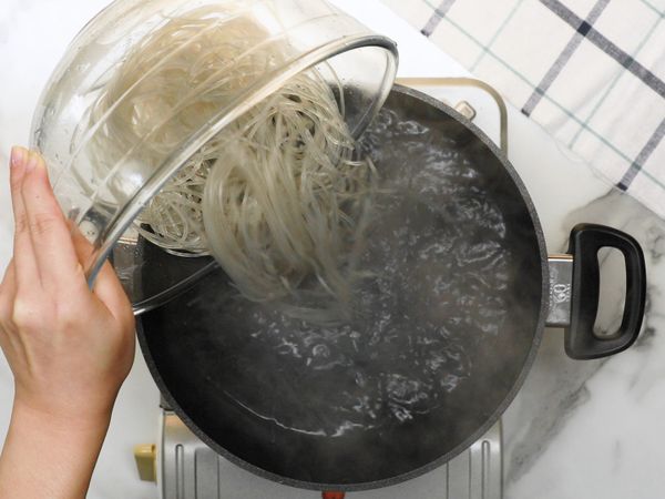 韓式冬粉加水浸泡20~30分鐘，待泡軟後，放入滾水煮5分鐘，即可撈起備用。