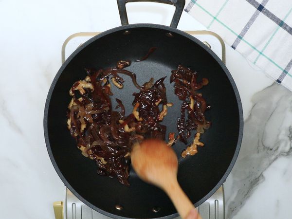 紅蘿蔔、小黃瓜、洋蔥、黑木耳以及乾香菇泡軟後都切成絲，先將乾香菇放入鍋中乾煸香，再加入少許油、黑木耳拌炒，並撒上少許鹽巴調味，取出備用。