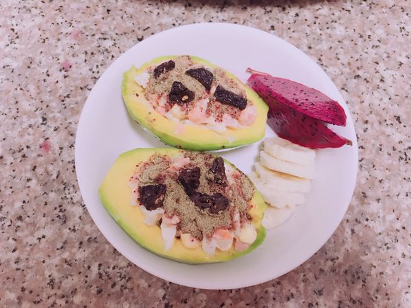 1.將熟酪梨（整顆變黑才有熟喔！）削皮取籽備用。
2.將雞蛋、紅蘿蔔切丁、青豆蒸熟。
3.將蒸熟的蛋壓碎，加入紅蘿蔔丁與青豆、葡萄乾，用沙拉拌勻即可完成。
4.將做好的蛋沙拉放進酪梨即可。