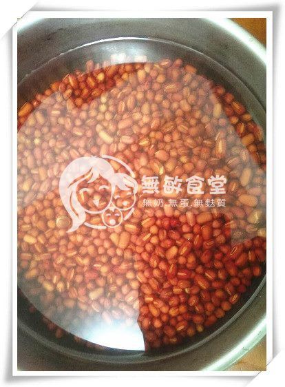 如果家裡有煮紅豆湯的話, 可以用紅豆湯裡頭的紅豆餡料即可.
將蜜紅豆, 香草糖, 寒天粉加入至豆漿內, 煮滾約2~3分鐘, 煮至材料融化均勻即可