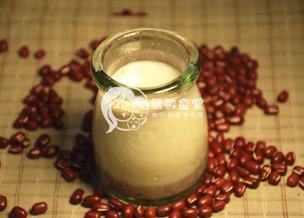 倒出步驟二的混合液至保羅瓶或你所要使用的容器裡, 並檢查混和液表面是否有泡泡,如有可用湯匙移除