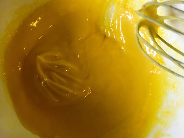 嚐嚐看味道 是否需要其他調味 如果不夠酸加點檸檬汁 不夠甜加糖