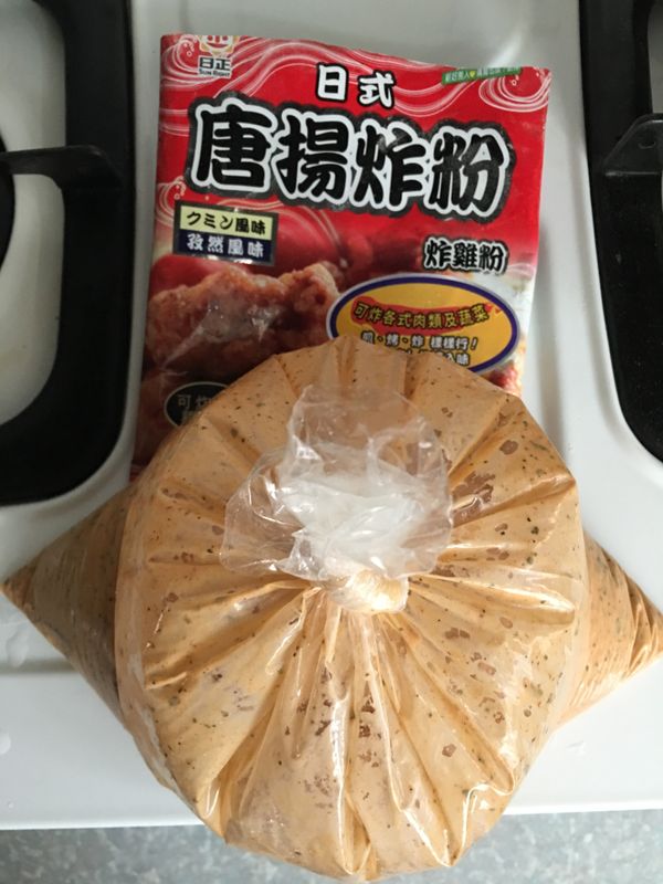 將切好的雞腿塊放入塑膠袋中，搖勻放入冷藏10分鐘。