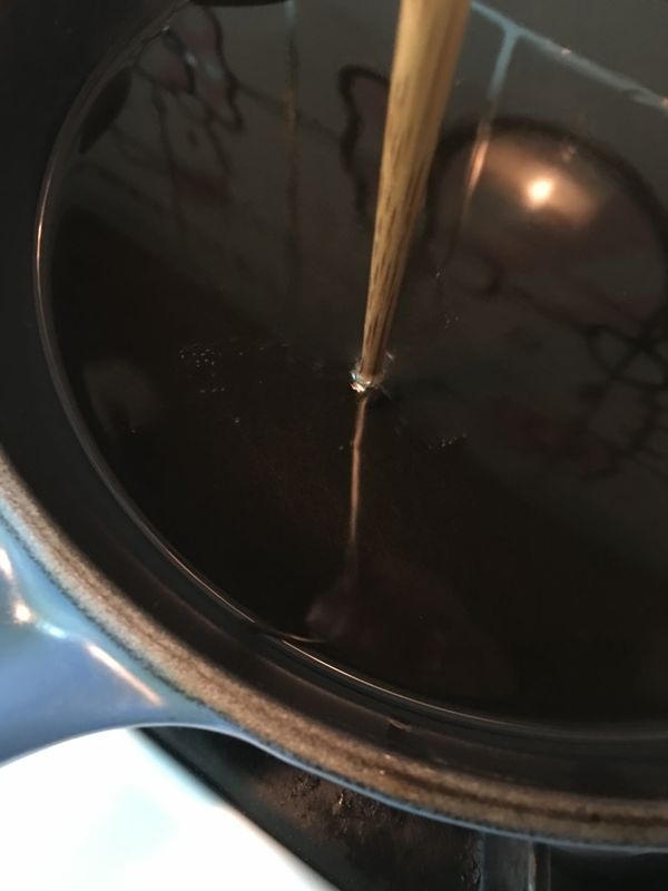 中火起油鍋等到竹筷子周圍冒小泡，放入醃好的雞腿塊炸。