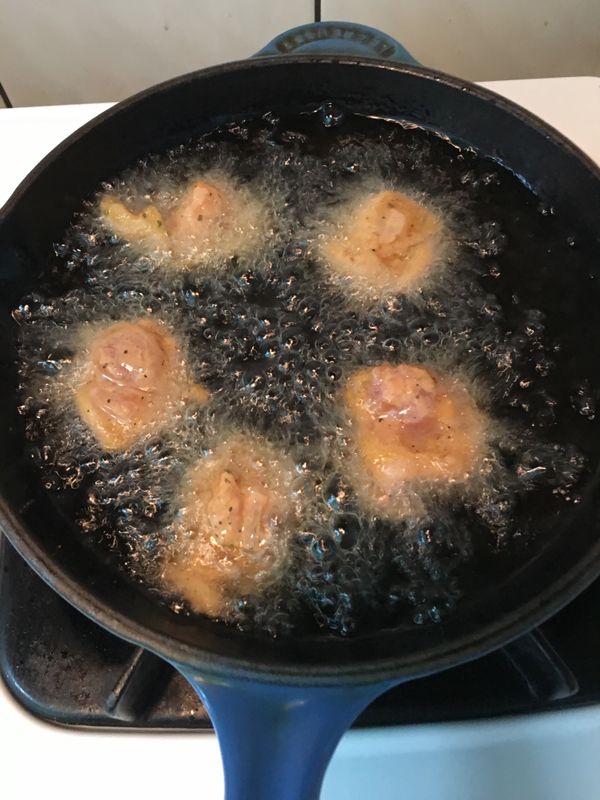 一次不要炸太多塊，兩面各炸1分鐘後，兩面稍微用筷子刺洞（如圖6）撈起備用（2次炸酥）。