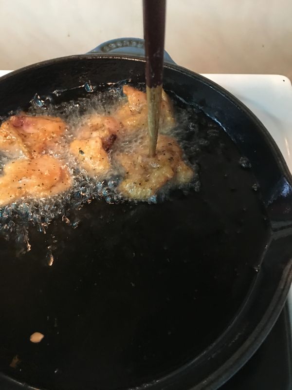 因為雞腿塊有厚度，需要刺穿才能裡面進油，將內部炸熟。