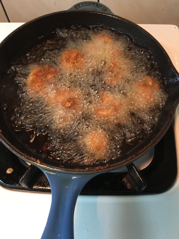 開中大火，將第一次炸過定型的雞腿塊，放入炸熟並炸酥脆。