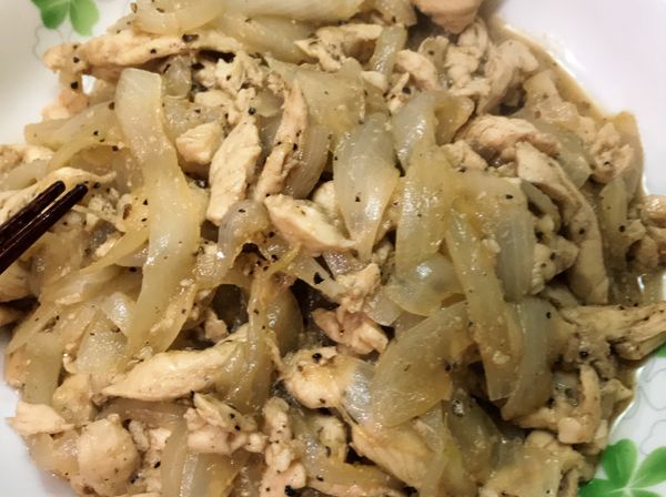 雞柳退冰後 切細條 
拌入黑胡椒燒肉醬、米酒 醃30分
洋蔥洗淨切細條 泡冰水 

先用蒜頭爆香後取出，
倒入洋蔥炒軟出洋蔥甜味後
再倒入蒜頭、醃好的雞柳連醬汁
一起拌炒待雞肉熟了
依個人口味調味 即可