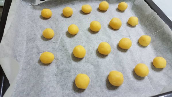 將其分成約40塊（大小約5圓印幣），用手掌將其弄成圓狀，稍微用力壓型