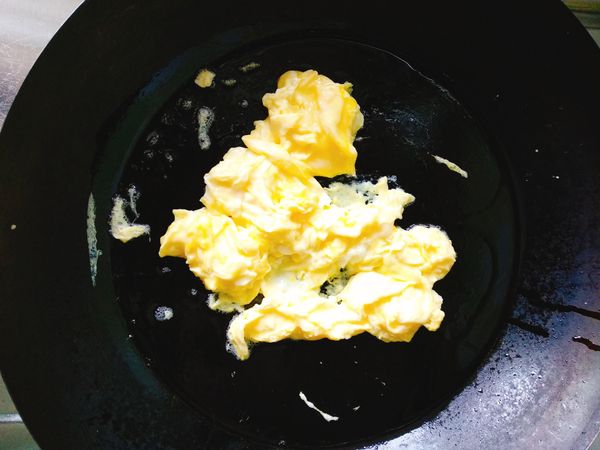 雞蛋放入碗中打散。
熱鍋，加油，放入蛋液後炒至半熟，關火，盛出待用。