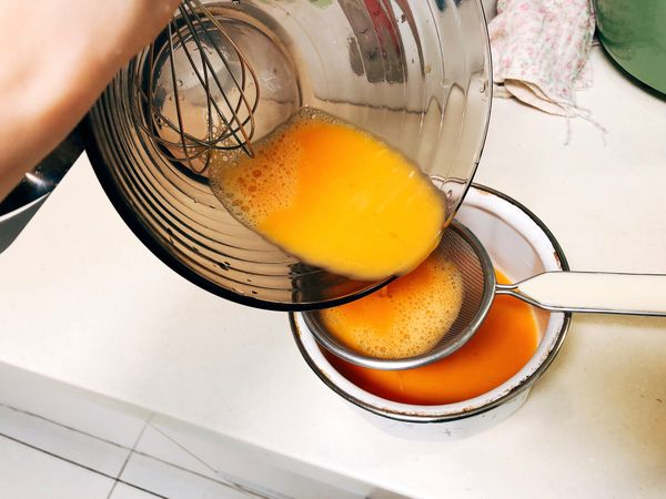 蛋、高湯跟味霖、醬油、鹽巴混合，攪拌均勻後過濾