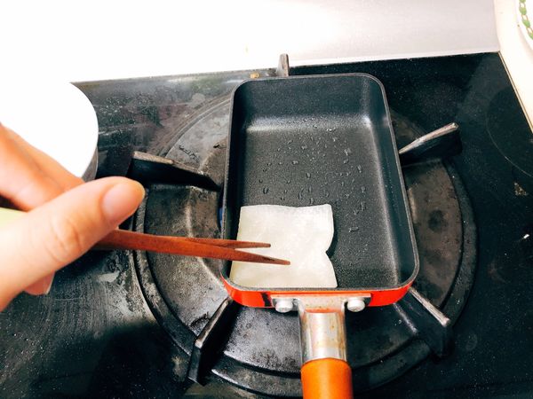 熱鍋後加油（鍋子不要太熱），油可以用在擦手紙上，這樣量比較剛好（太油煎出來會很多洞洞）