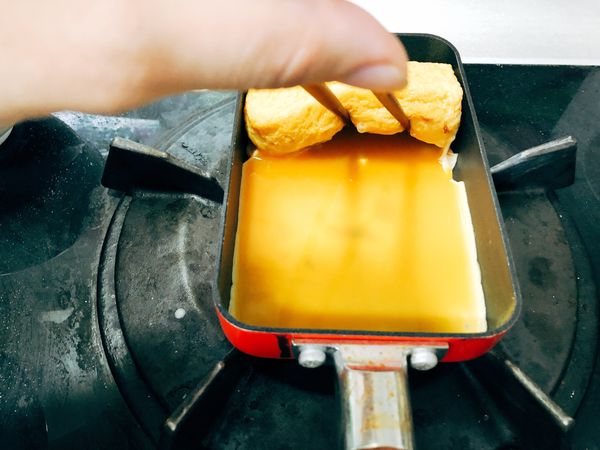 煎下回時要將蛋用筷子扶起來，讓蛋液流到底部