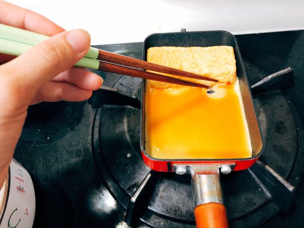 煎的過程有泡泡要戳破，煎出來會比較美