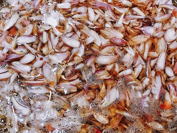 紅蔥頭洗淨，外皮剝掉，再切片 ，切片量約4米杯

中火熱鍋，放入400g豬油，再將油蔥酥倒入 ，3不5時要拌（怕焦黑掉）