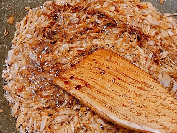 一直到蔥片呈現金黃色 ，再加入約1大匙醬油，再喇幾下 ，熄火，過濾油跟油蔥酥，慢慢倒 會噴