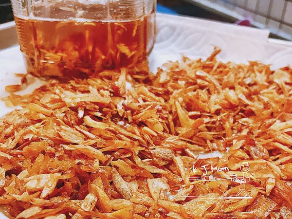 準備一個平盤舖餐巾紙 將油蔥酥倒下過去 鋪平，待冷就可裝袋冷藏

我剩下的油 再丟入少許剛炸好的紅蔥頭 冷藏保存 ，炒菜拌麵拌飯 淋燙青菜 都好好吃