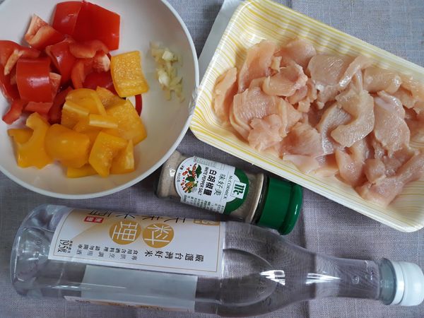 準備材料。甜椒切塊、蒜頭切末。