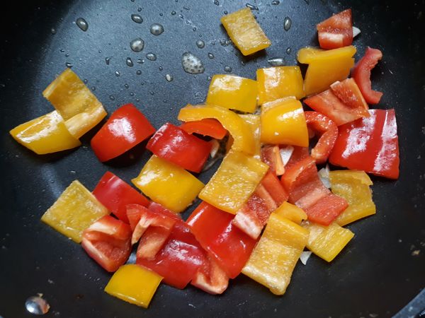 下甜椒翻炒，可加一點水炒。