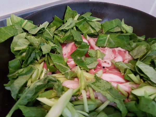 加入油放蒜頭炒一下，放豬肉和芥藍菜拌2.3下，加入米酒，糖，鹽，醬油等待豬肉熟後起鍋。