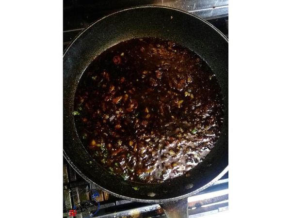將醬汁中的配料與開水拌均倒入鍋子加熱至滾