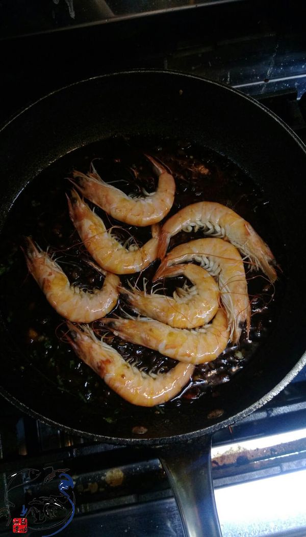 放入超新鮮白蝦，中火慢煨使醬汁收汁為黏稠狀這時白蝦也充分的吸收了醬汁，一道鮮美可口的美味蝦料理即可華麗登場。