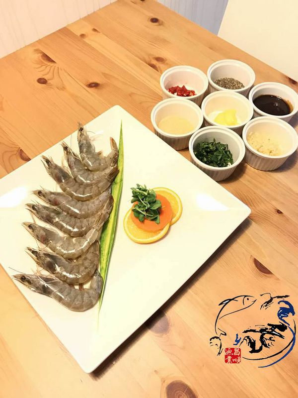 食材按比例切好備用，白蝦退冰待煮