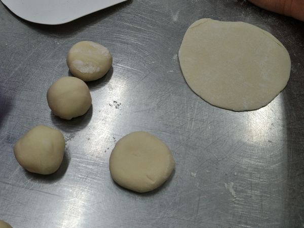 製作煎餃皮3：分割,每份10g。