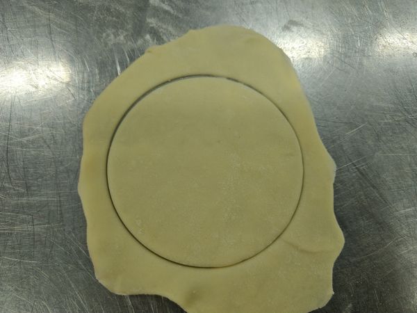 製作煎餃皮5：以模具(可用飲料杯代替)切出圓形。