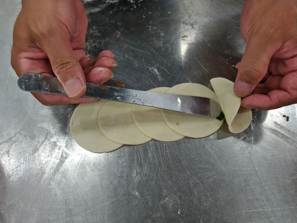 玫瑰花造型1：將5張煎餃皮稍為交疊放置，交疊處沾水以利黏合。