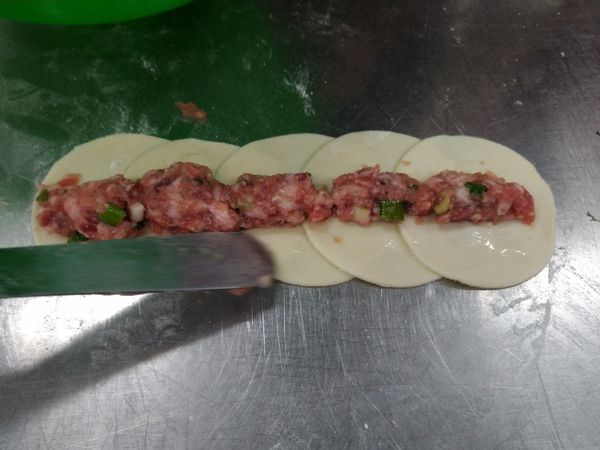 玫瑰花造型3：在煎餃皮邊緣沾水以利黏合。