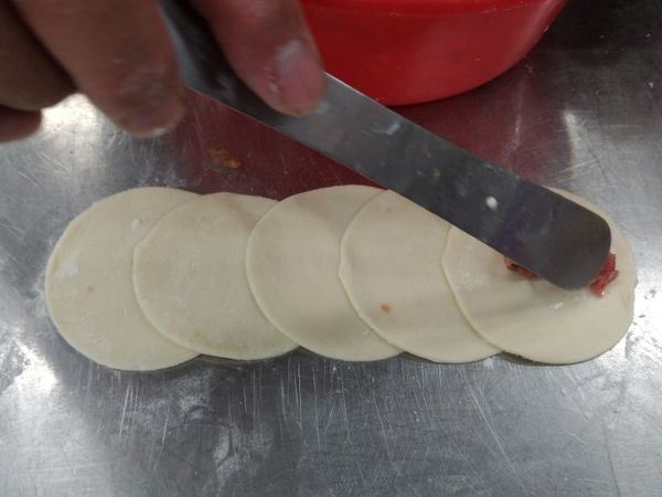 玫瑰花造型2：中間舖上內餡。