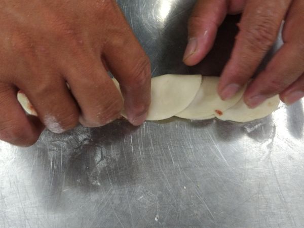 玫瑰花造型4：將煎餃皮對折合起。