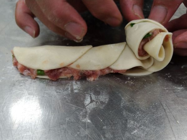 玫瑰花造型5：捲起來。