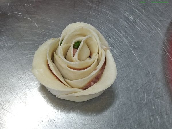 玫瑰花造型5:花瓣末端抓尖，使花朵更立體。